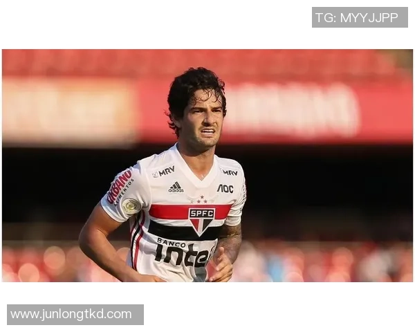 意甲激战：本菲卡逆转皇马乌龙球成关键瞬间全场沸腾